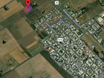 Camino rural y calle Roca